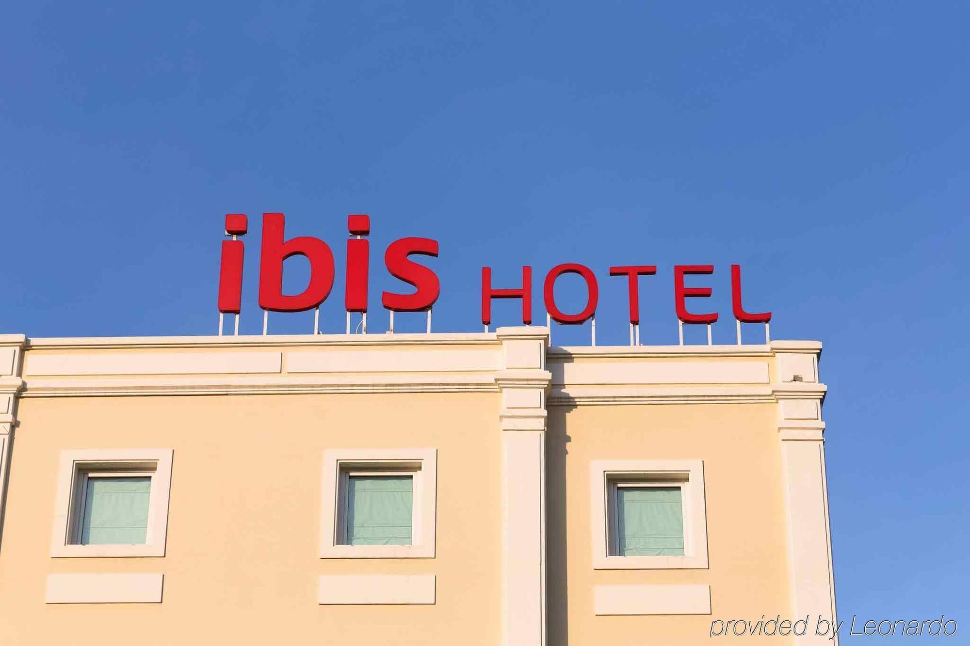 Ibis Vientiane Nam Phu Hotel Exterior photo